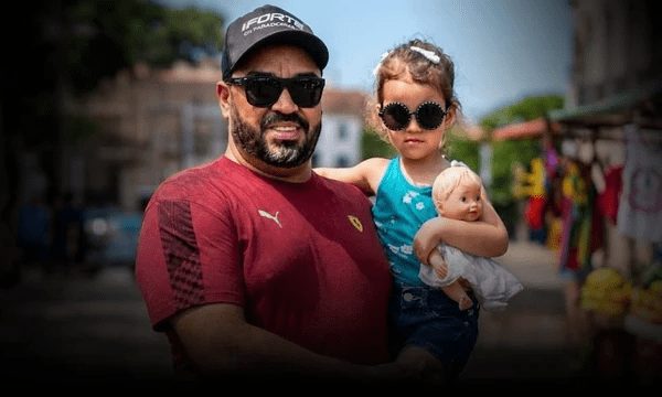 pai-e-filha-viajavam-com-mae-e-f