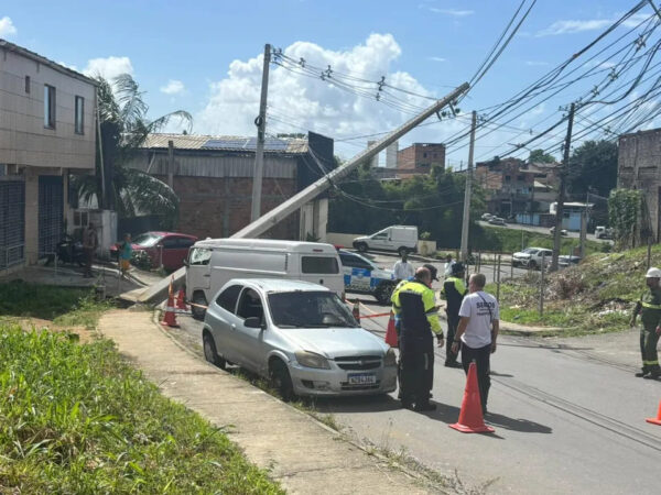 poste-cai-apos-carro-e-kombi-colidirem-e-bloqueare0138828200202605081058-ScaleDownProportional1