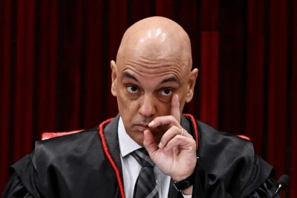 moraes-manda-suspender-pendurica